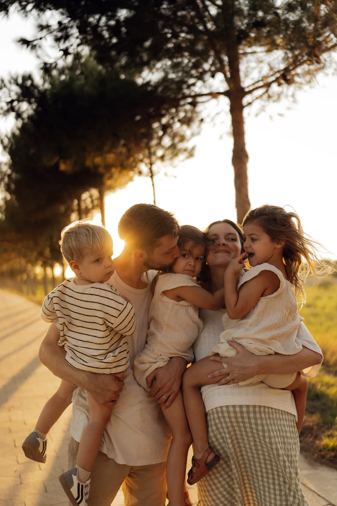 Une famille réunie au coucher du soleil